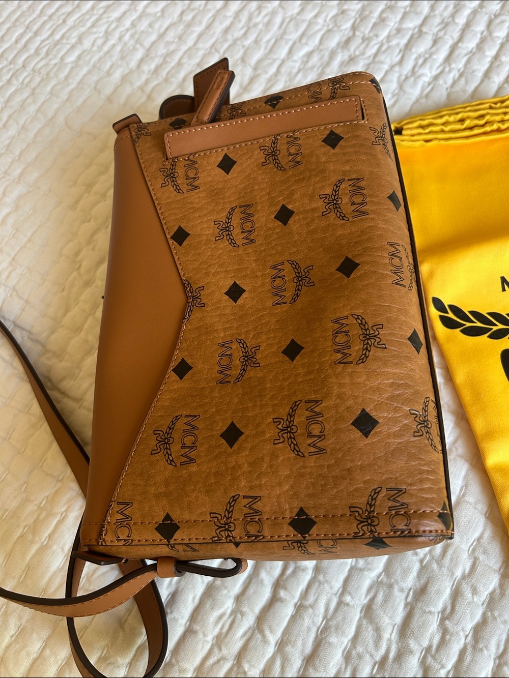 MCM Cognac Visetos shoulder bag with Gold Hardware. - Picture 4 of 9